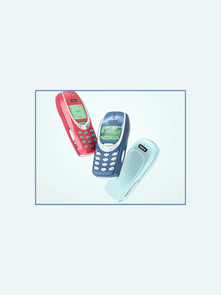 Trzy telefony Nokia 3310 w różnych kolorach