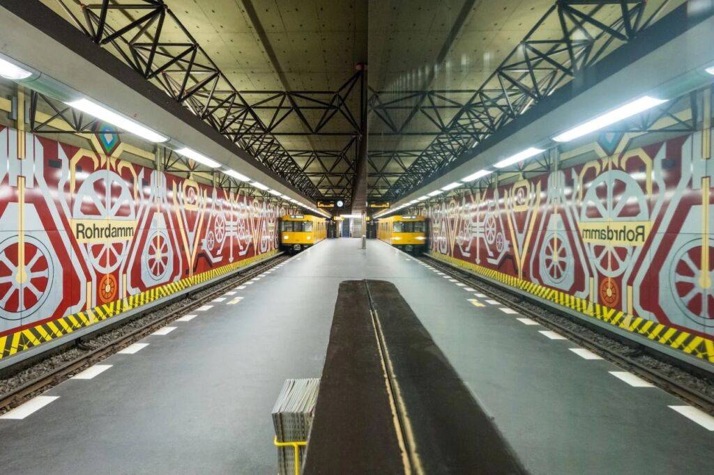 Stacja Rohrdamm na linii U7 metra w Berlinie